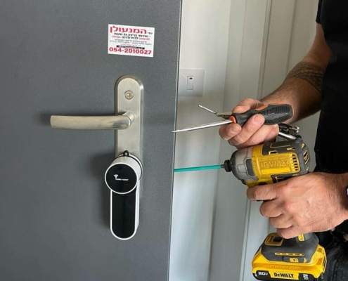 התקנת מנעול חכם
