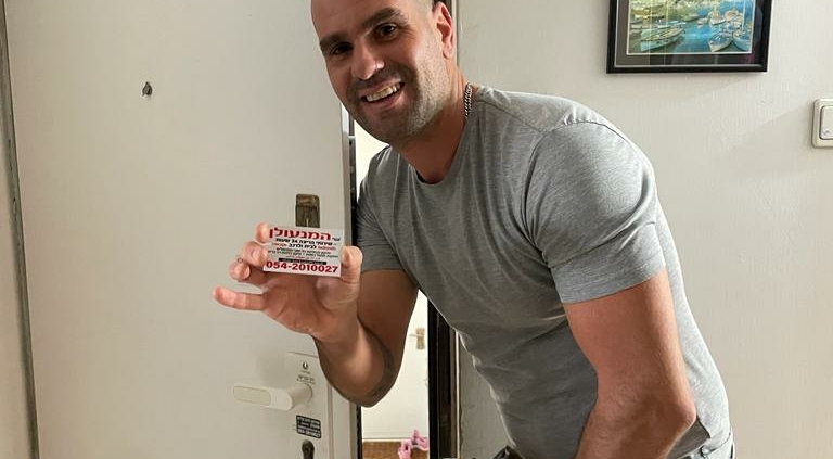 שי המנעולן התקנת סגר עליון בגבעתיים