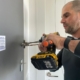 מנעולן בגבעתיים התקנת סגר עליון