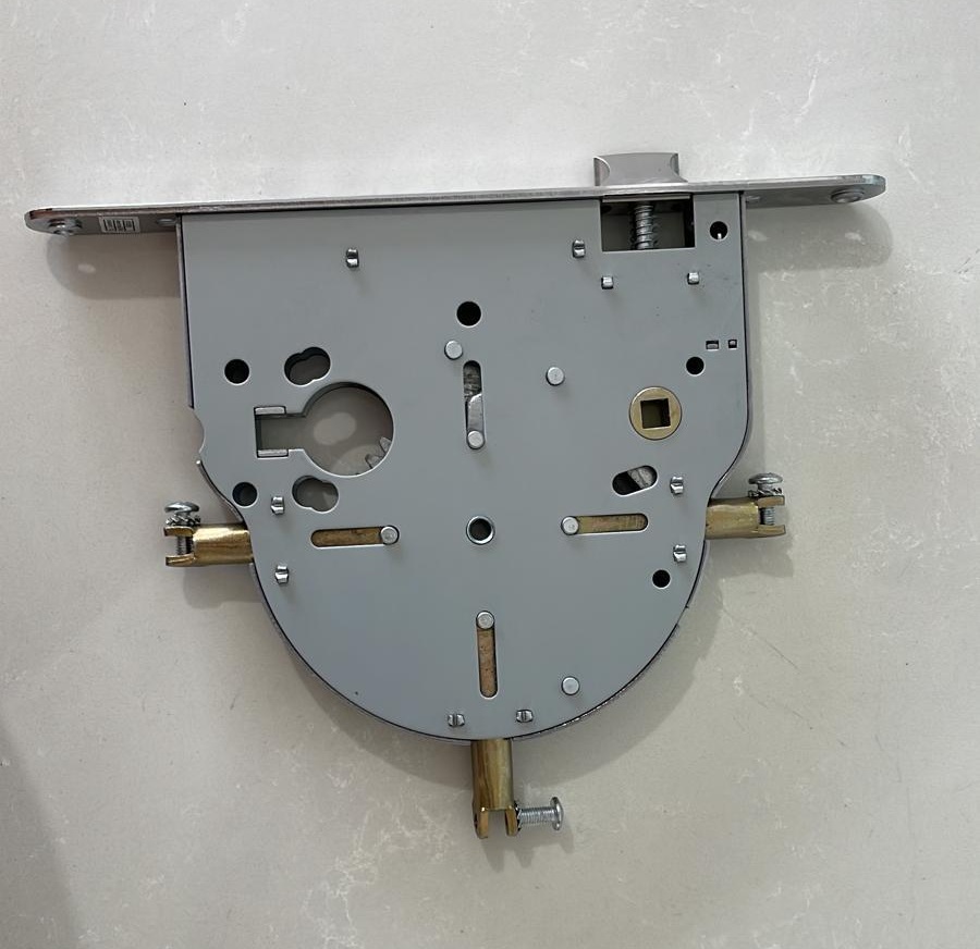 ההבדלים בין מנגנון לדלת כניסה לבין דלת פנים