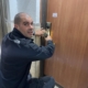 מנעולן ליד דלת כניסה