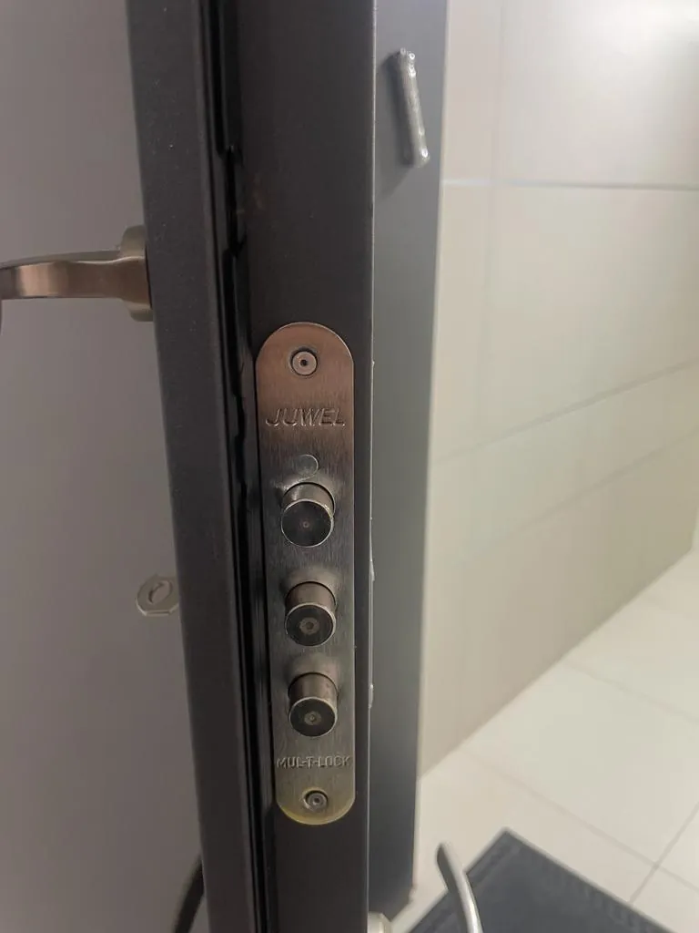 שלושת הפינים של מנעול כספת ג׳ואל מולטילוק בצד דלת הפלדה שלושת הפינים של מנעול כספת ג׳ואל מולטילוק בצד דלת הפלדה